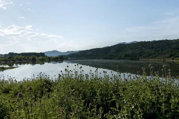 Lago e montanha — Fotografia de Stock