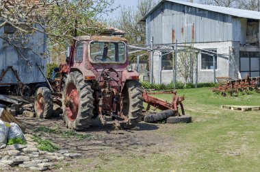 Eski terk edilmiş tarım makinaları, traktör