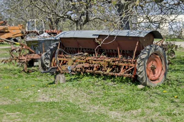 Maquinaria agrícola abandonada velha — Fotografia de Stock