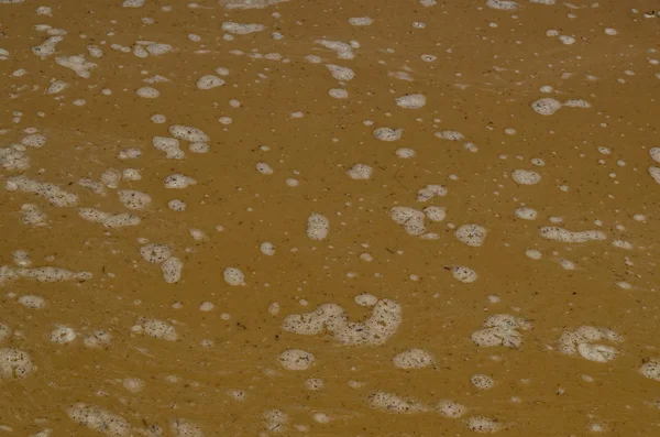 Красивий фон водних фігур в калюжі після дощу повені — стокове фото