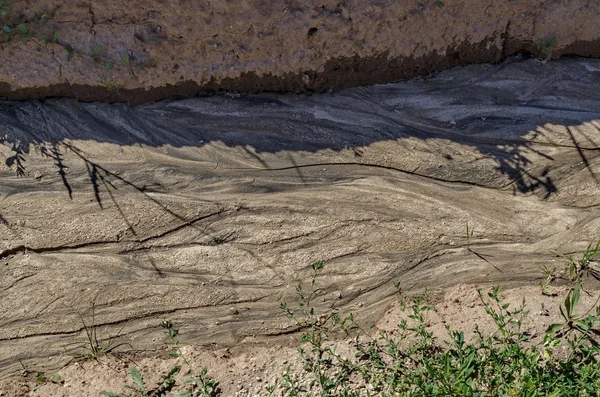 Tierra seca con dibujo después de la lluvia de inundación en el campo —  Fotos de Stock