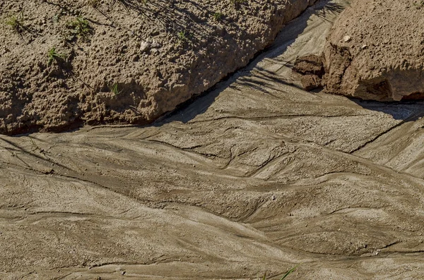 Tierra seca con dibujo después de la lluvia de inundación en el campo —  Fotos de Stock