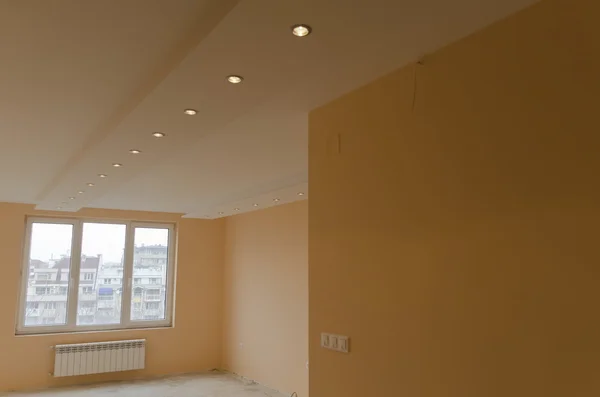 Melihat renovasi ruangan baru dicat dengan pencahayaan LED modern — Stok Foto