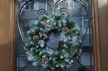 Giriş kapısı için güzel bir Noel süslemesi, Sofya, Bulgaristan  