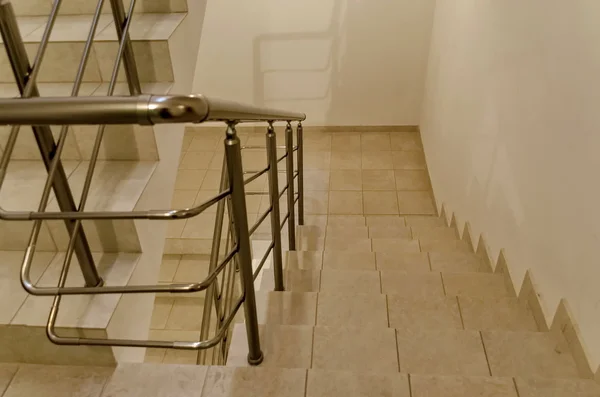 Pohled směrem k moderní schodiště v budově domů — Stock fotografie