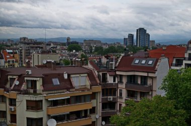 Sofya, Bulgaristan - 04 Mayıs 2024: İlginç modern yapılara sahip yerleşim yerleri çatı alanını ve bloklar arası pek çok yeşil alan olan Sofya, Bulgaristan. Ziyaret yerinde..