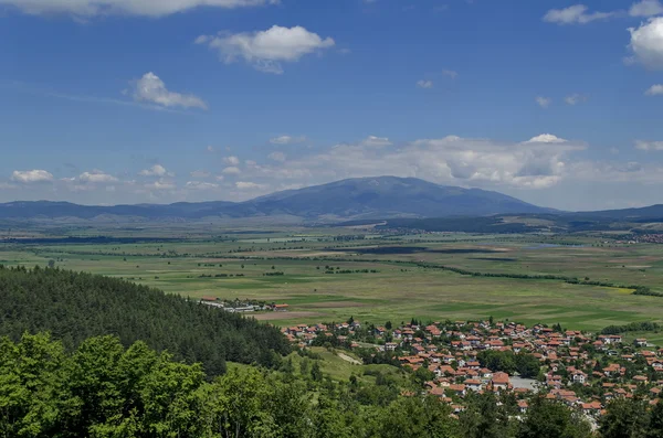 Nézd meg falu Belchin Plana és a Vitosha-hegység — Stock Fotó