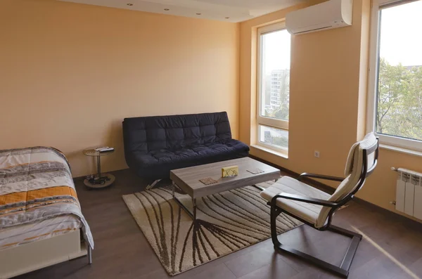 Ruang tamu modern dengan sudut untuk beristirahat dan bekerja dengan pencahayaan LED modern — Stok Foto