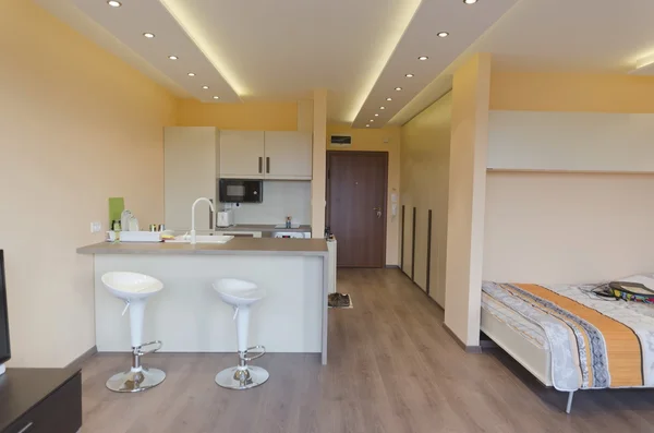 Moderní obývací pokoj s kuchyňským koutem s moderní Led osvětlení — Stock fotografie