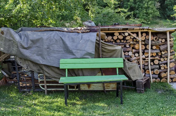 Pequeno quintal com madeira e lugar para descanso — Fotografia de Stock
