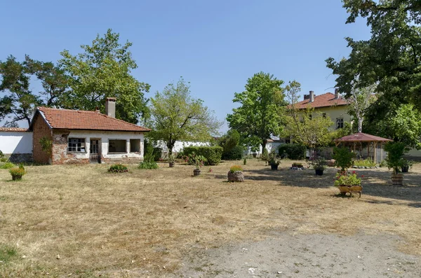 Vue du cimetière avec bâtiment ancien et reconstructible dans le monastère de Batkun — Photo