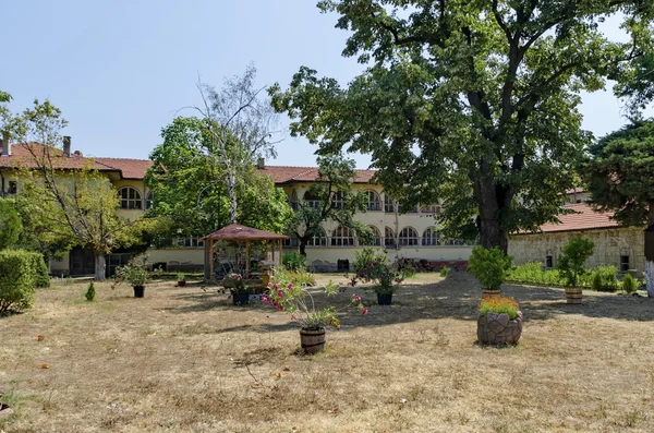 Utsikt över kyrkogården med gamla och rekonstruktiv byggnad i Batkun kloster — Stockfoto