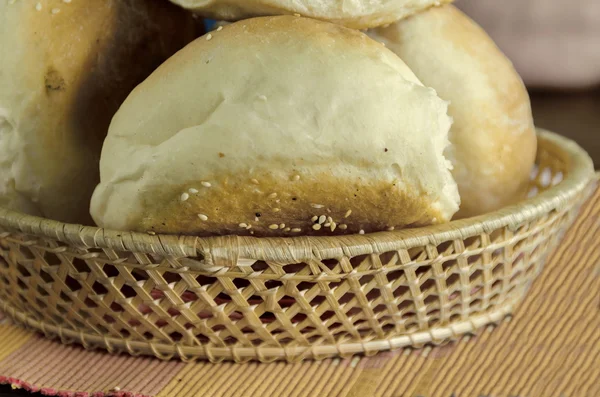 Pequeno pão fresco para uso doméstico na cesta de pão — Fotografia de Stock