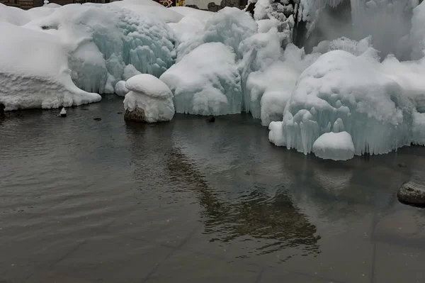 Fuente kárstica congelada en la ciudad de Bansko en invierno —  Fotos de Stock