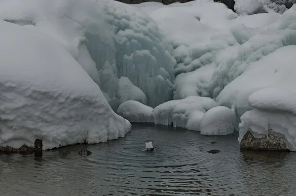 Fuente kárstica congelada en la ciudad de Bansko en invierno, montaña Pirin —  Fotos de Stock
