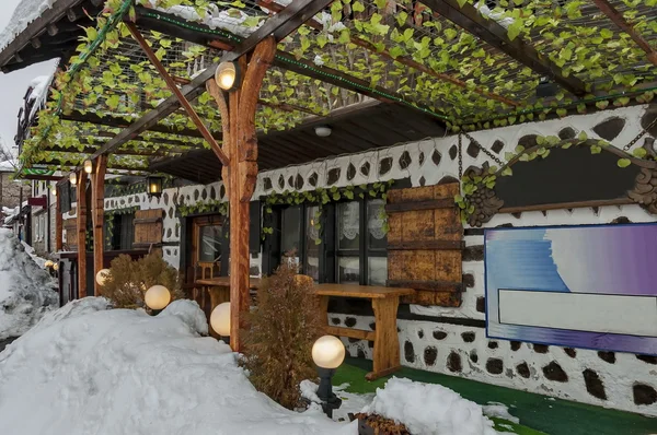 Schnee Winterstraße in der Stadt Bansko mit alten Häusern und Weinreben — Stockfoto