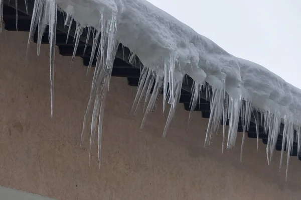 Icicles d'un toit de neige pendant l'hiver à Bansko — Photo