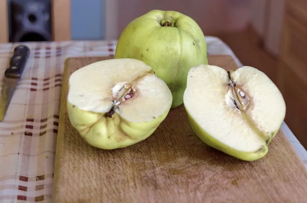 Jugosas deliciosas frutas de membrillo en la mesa — Foto de Stock