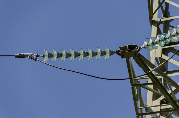 Elektrik enerji nakil hattı çan şeklindeki izolatör zinciri