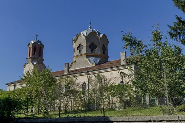 Ville de Razgrad, église chrétienne avec deux dômes — Photo