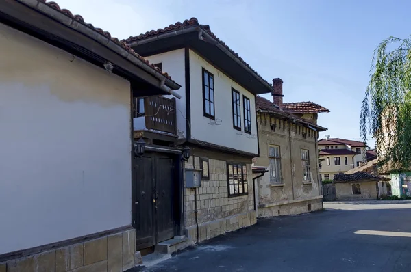 Città di Razgrad, strada e casa. Vecchia casa nel quartiere di rinascita Varosha — Foto Stock