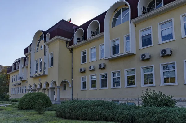 Winstgevende gebouw in Razgrad stad — Stockfoto