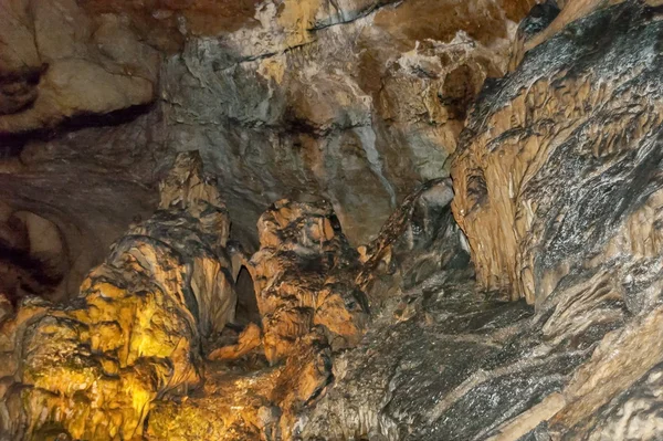 Formación rocosa dentro de la cueva Magura cerca de la aldea Rabisha — Foto de Stock
