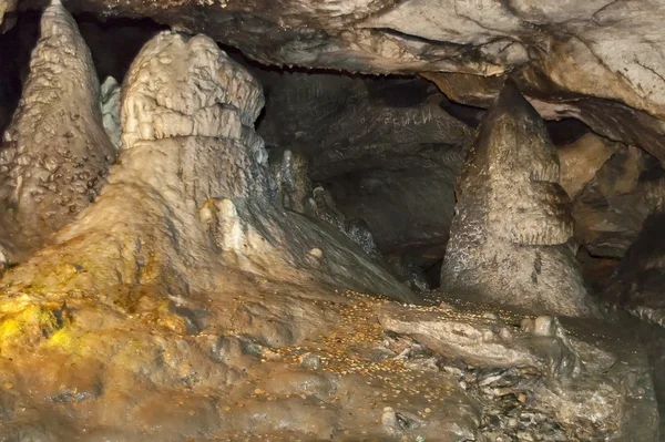 Rock formáció a barlangban Magura Rabisha falu közelében — Stock Fotó