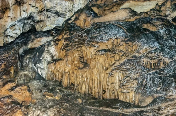 Rock formáció a barlangban Magura Rabisha falu közelében — Stock Fotó