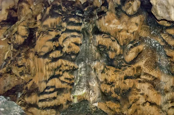 Formación rocosa dentro de la cueva Magura cerca de la aldea Rabisha — Foto de Stock