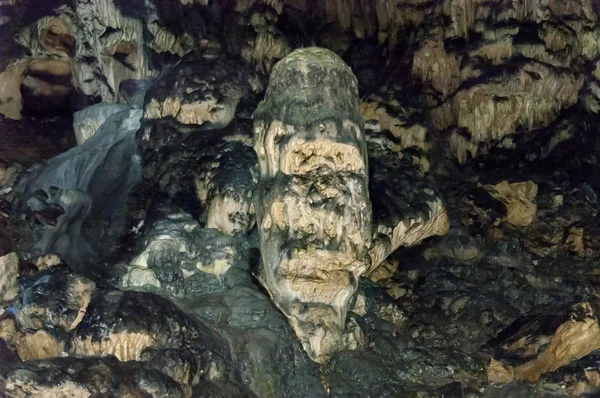 Formación rocosa dentro de la cueva Magura cerca de la aldea Rabisha — Foto de Stock