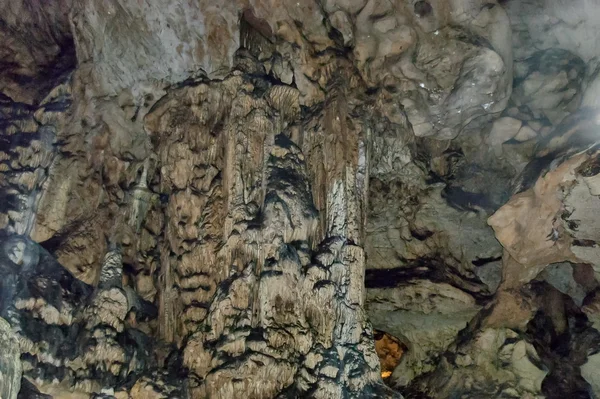 Скалы внутри пещеры Магура возле деревни Рабиша — стоковое фото