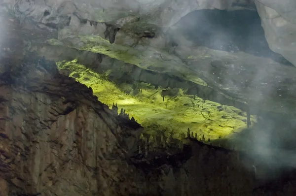 Paisaje de formación rocosa dentro de la cueva Magura cerca del pueblo Rabisha — Foto de Stock