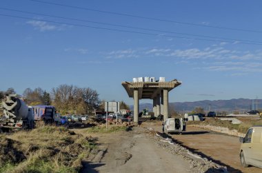 Köprü yukarıda yeni otomobillerin satırlarla yol inşaatı bölümünden
