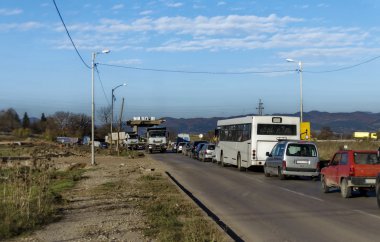 Köprü yukarıda yeni otomobillerin satırlarla yol inşaatı bölümünden