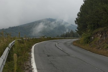 Bulutlu günde Balkan dağ yoluyla pitoresk yol