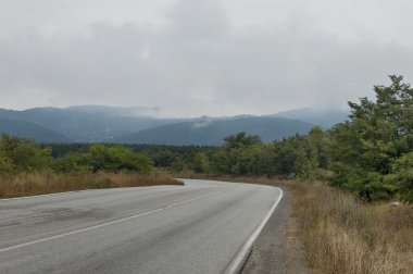 Bulutlu günde Balkan dağ yoluyla pitoresk yol