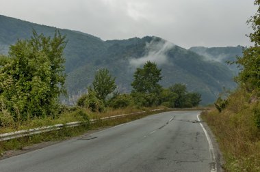 Bulutlu günde Balkan dağ yoluyla pitoresk yol