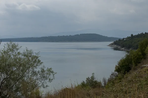 Oogpunt grootste reservoir Ogosta verzamelen water met visser in kust — Stockfoto