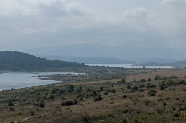 Vista do maior reservatório de Ogosta reúnem água com pescador na costa — Fotografia de Stock