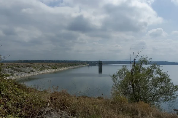 Vista del lago de presa más grande Ogosta recoger el agua de tres ríos — Foto de Stock