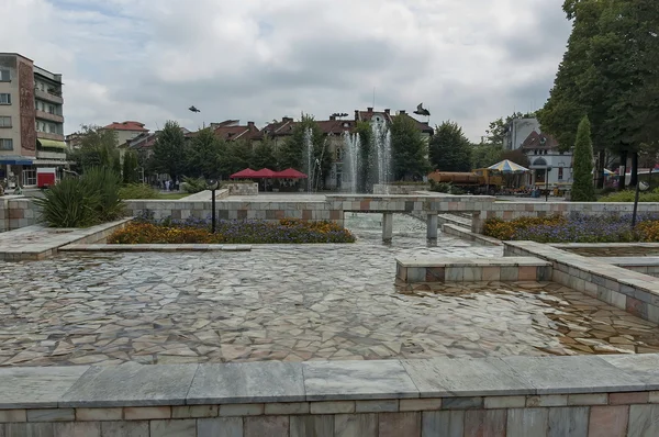 Vista del centro en la pequeña ciudad Berkovitsa con fuente — Foto de Stock