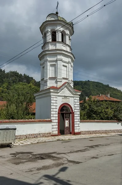 Klokkentoren op maagdelijke geboorte van de kerk in Berkovitsa — Stockfoto