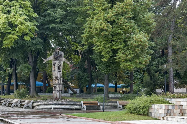 Vista del parco nella piccola città Berkovitsa — Foto Stock