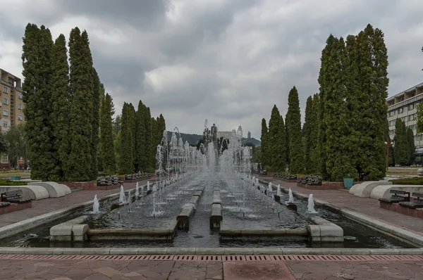 Grupo de muchas fuentes de agua que fluyen en el jardín — Foto de Stock