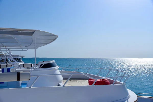 青い空に対して海で白いヨット — ストック写真