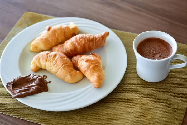 Reggeli Croissant Csokoládé Krémmel Egy Tányéron — Stock Fotó