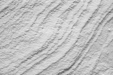 Dalgalı, karlı, parlak yüzey.