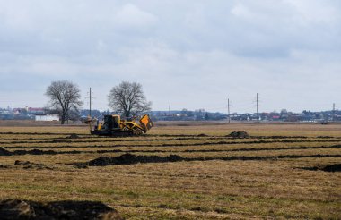 Arazide drenaj inşaatı için ekipman.