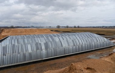 Yolun karşısında demir bir tünel inşa ediliyor..